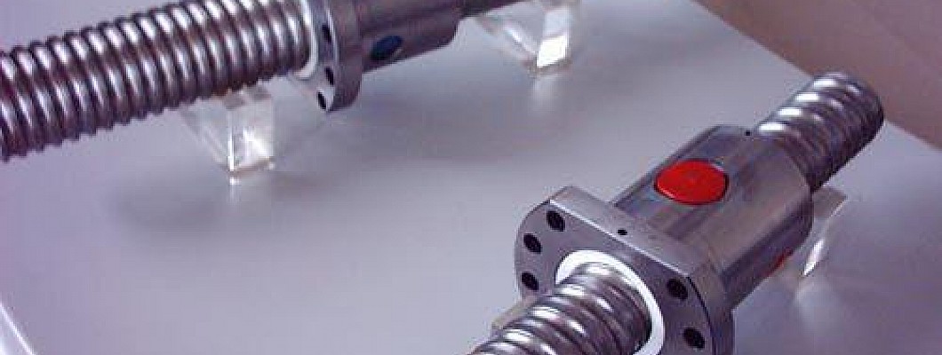 What's the difference between ball screw and lead screw?