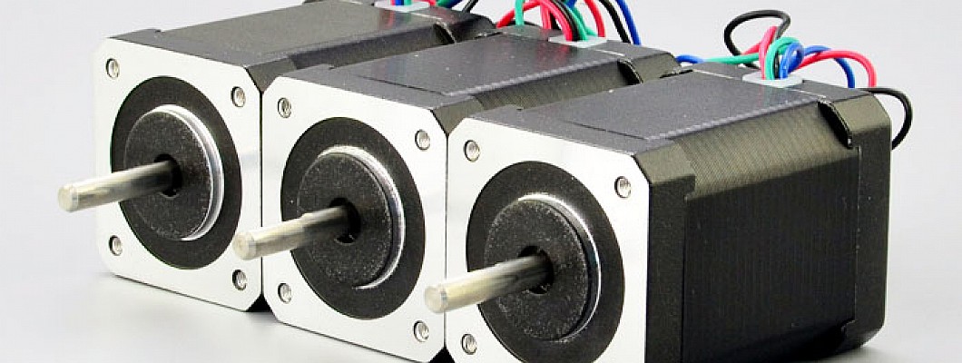 What is the difference between an open loop stepper motor and a closed loop stepper motor?